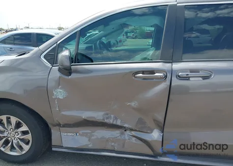 2021 Toyota Sienna Le z USA, uszkodzony, nr VIN 5TDKSKFC1MS031244